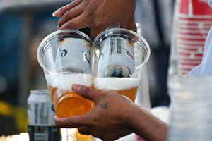 CDMX: Prohíben venta de 'chelas' y otras bebidas alcohólicas en tianguis de la capital