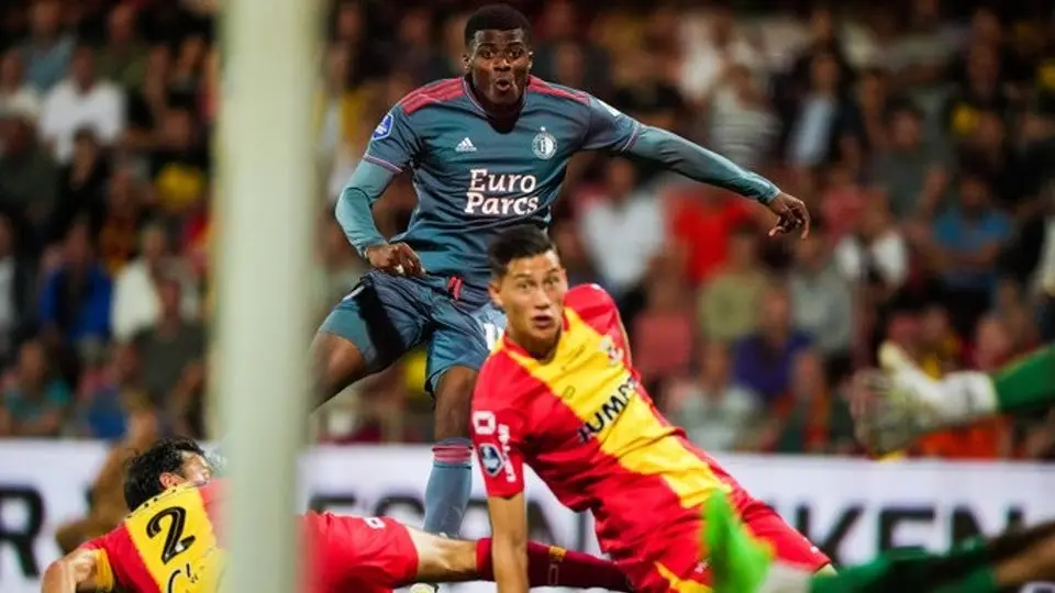 Santi Giménez: Se quedó en la banca en la remontada del Feyenoord ante el Go Ahead Eagles