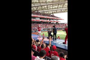 Pareja de limpiadores de los Diablos Rojos se comprometió en el Harp Helú