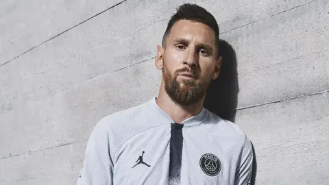 PSG: Presentó su nueva camiseta alternativa para la temporada 2022-23