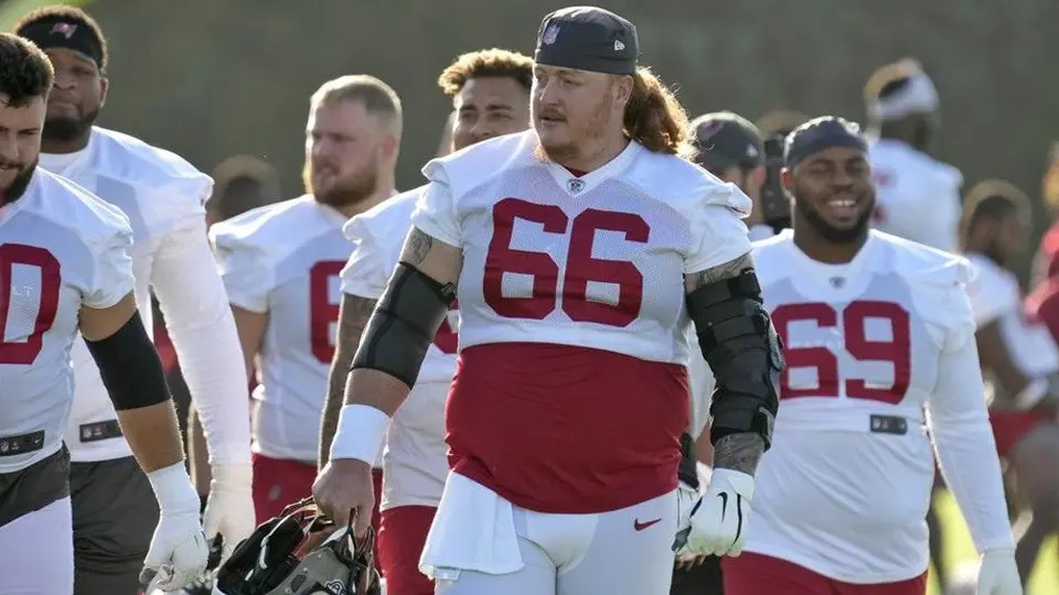 NFL: Centro de Buccaneers salió en camilla de entrenamiento por lesión en rodilla
