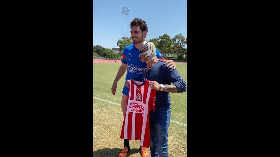 Chivas: Rey Misterio estuvo en el entrenamiento del Rebaño y se declaró fanático del equipo