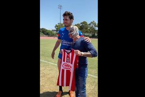 Chivas: Rey Misterio estuvo en el entrenamiento del Rebaño y se declaró fanático del equipo