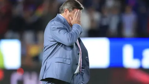 Piojo Herrera, entre lágrimas por derrota del Tri: ‘Si sales a no perder, seguramente vas a perder’