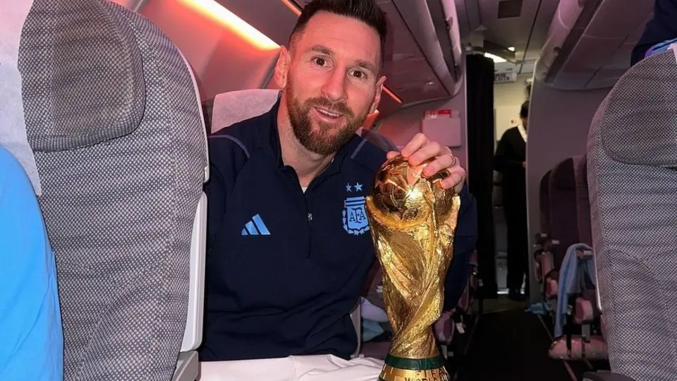 Messi: Posó con la Copa del Mundo rumbo a su regreso a Argentina