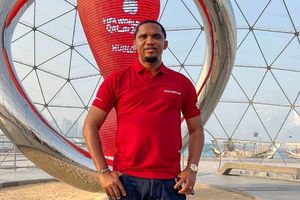 Qatar 2022: Samuel Eto’o pateó a un fanático afuera del Estadio 974