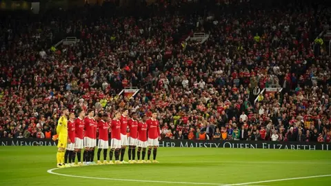 Reina Isabel II: Manchester United rindió un minuto de silencio previo a su duelo en Europa League