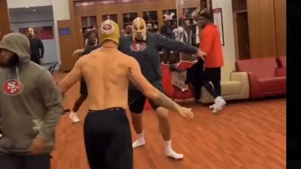 NFL: Jugadores de 49ers realizaron 'función' de Lucha Libre en vestidores