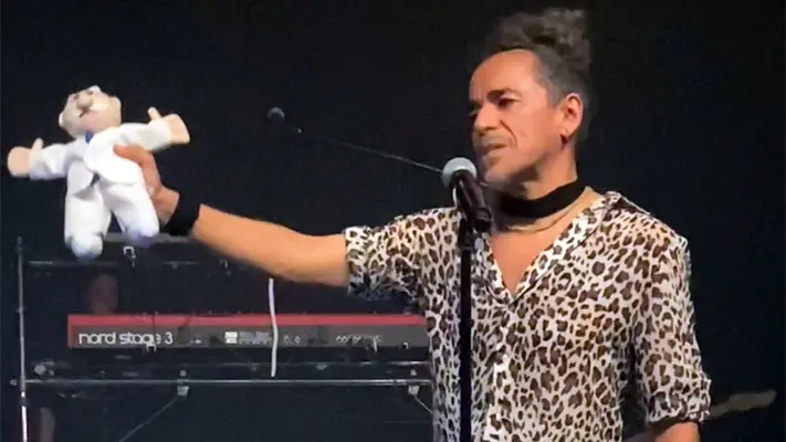 Café Tacvba: Rubén Albarrán destruyó peluche del Dr. Simi en pleno concierto