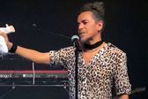 Café Tacvba: Rubén Albarrán destruyó peluche del Dr. Simi en pleno concierto