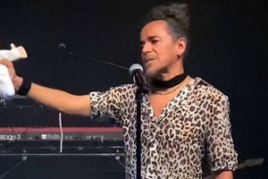 Café Tacvba: Rubén Albarrán destruyó peluche del Dr. Simi en pleno concierto