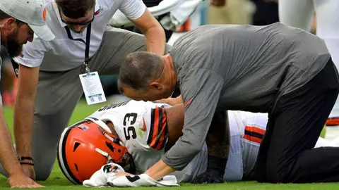 Video: Nick Harris de los Browns sufrió una lesión que lo dejará fuera toda la temporada
