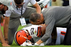 Video: Nick Harris de los Browns sufrió una lesión que lo dejará fuera toda la temporada