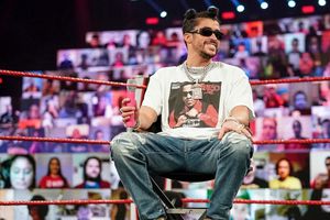 WWE: Bad Bunny y Triple H se reunirán para acordar el regreso del reggaetonero al ring