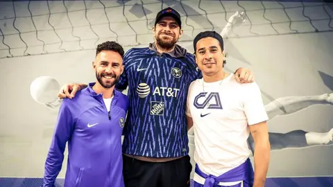 América: Ochoa y Layún cumplieron sueño de Lorenzo Mata al regalarle un jersey del equipo