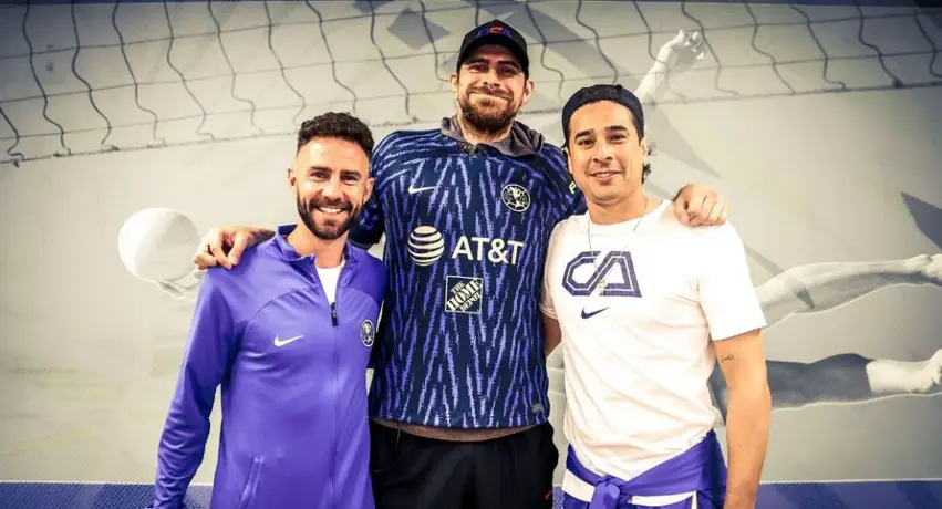 América: Ochoa y Layún cumplieron sueño de Lorenzo Mata al regalarle un jersey del equipo