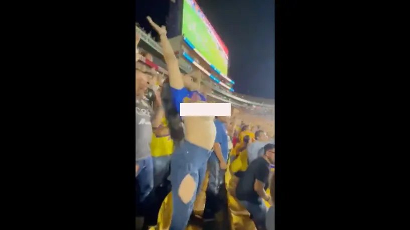 Tigres: Aficionada felina hace 'topless' en el Volcán y molesta a directiva