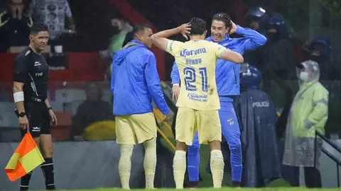 Video: Henry Martín emuló a Biyik festejando con baile de la "Macarena"