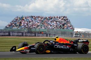 Checo Pérez tras la P2 del GP de Silverstone: 'El auto está lejos de lo que hice en simulaciones'