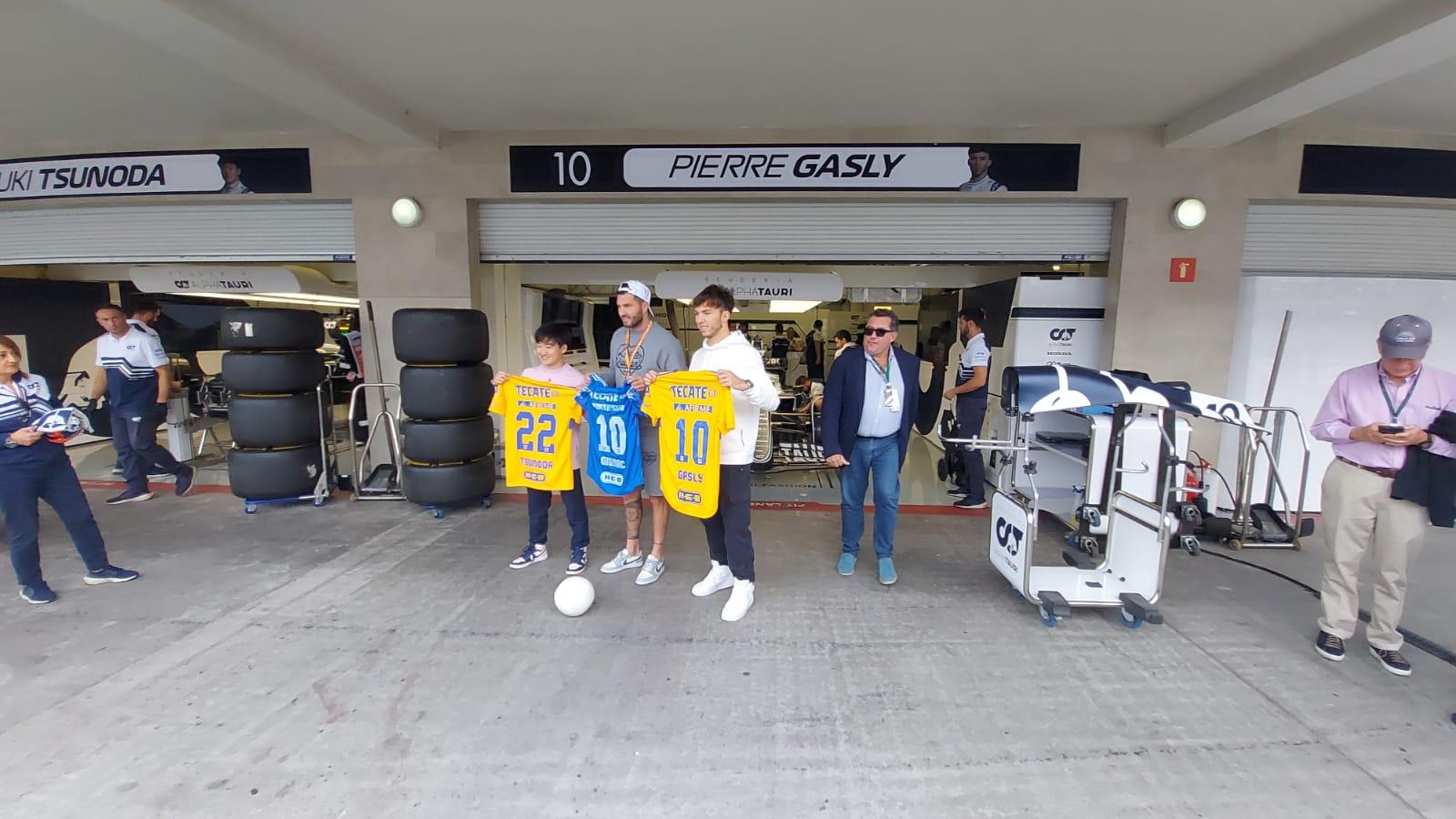 Gignac junto a Tsunoda y Pierre Gasly de AlphaTauri