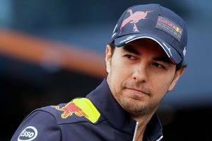 Checo Pérez: Niño vende botana para poder conocer al piloto tapatío