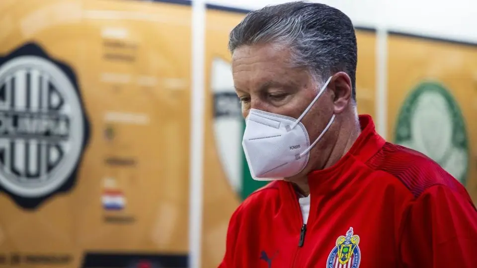 Chivas: Peláez intentó entrar al vestidor de los árbitros tras caer en el Clásico Nacional