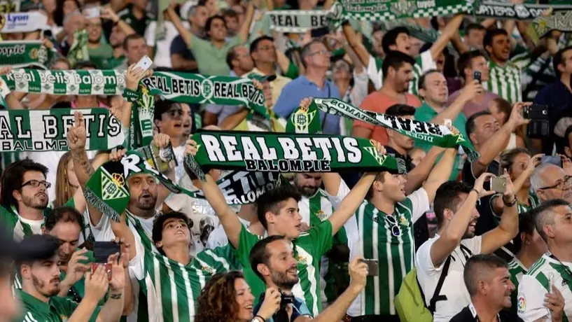 Video: Afición del Betis creó cántico con Quevedo de BZRP