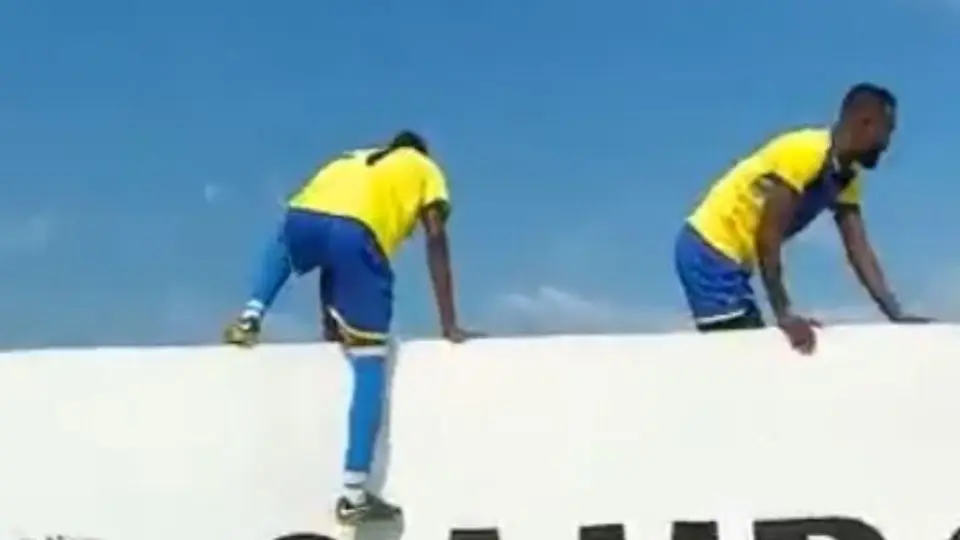 Mozambique: Jugadores ingresaron a la cancha saltando la barda para evitar 'magia negra'