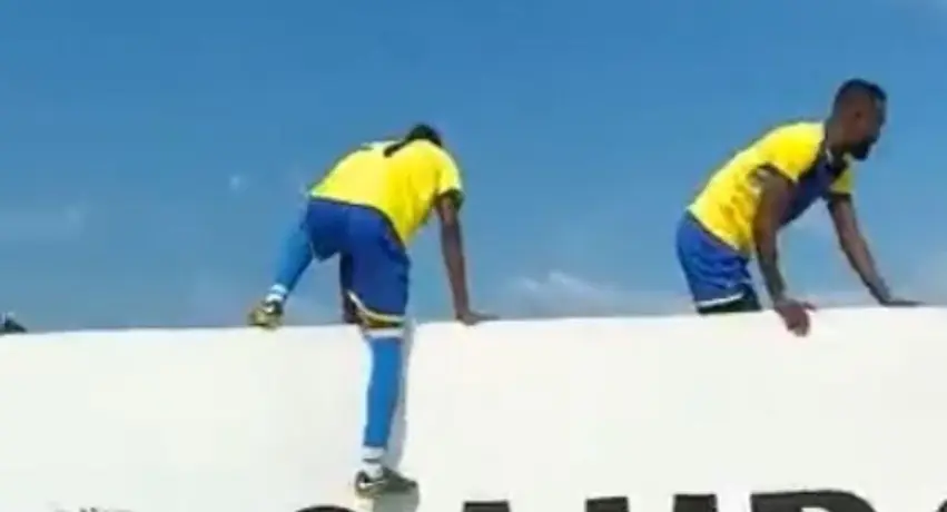 Mozambique: Jugadores ingresaron a la cancha saltando la barda para evitar 'magia negra'