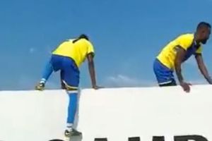 Mozambique: Jugadores ingresaron a la cancha saltando la barda para evitar 'magia negra'