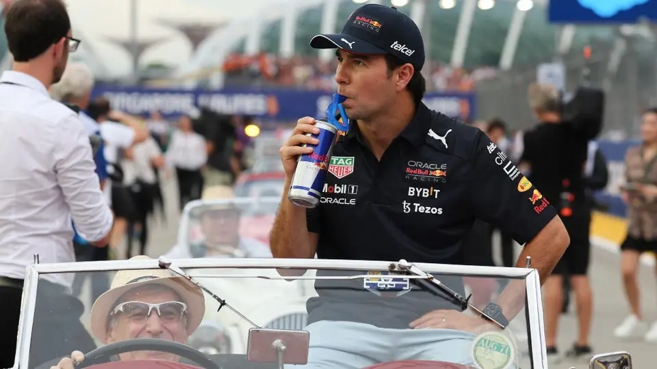 Checo Pérez: Peluche del Dr. Simi estuvo presente en la victoria del mexicano en Singapur