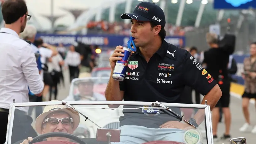 Checo Pérez: Peluche del Dr. Simi estuvo presente en la victoria del mexicano en Singapur