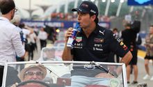 Checo Pérez: Peluche del Dr. Simi estuvo presente en la victoria del mexicano en Singapur