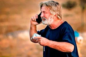 Alec Baldwin llegó a un acuerdo con familia de Halyna Hutchins; víctima del actor en grabación