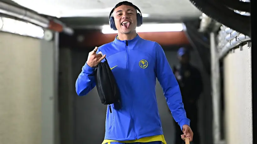 América: Emilio Lara 'dejó' la pelota y se puso a vender dulces en el autobús azulcrema