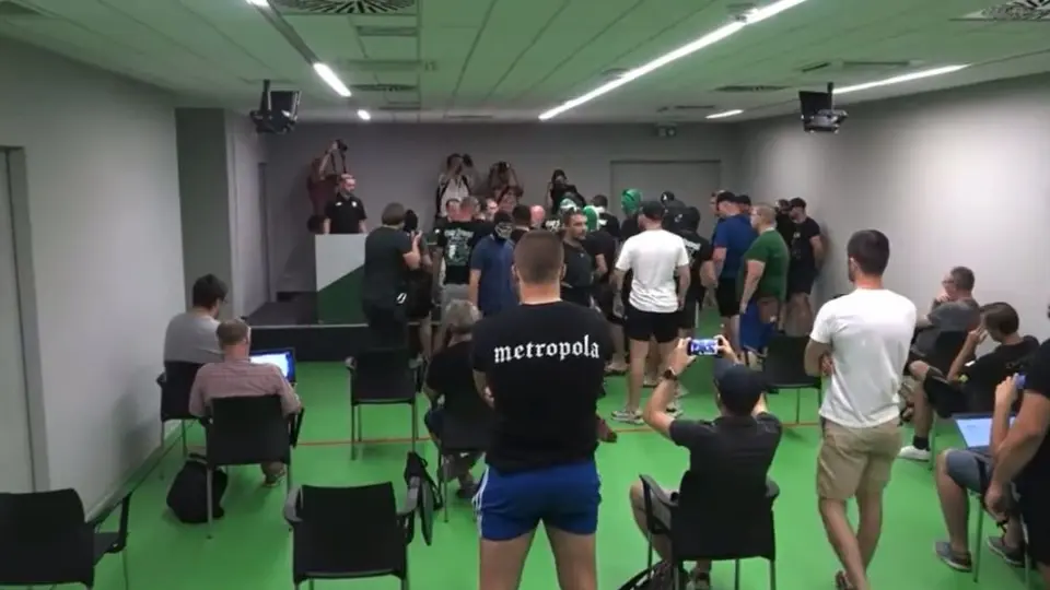 Ultras del Olimpia Liubliana corrieron a Albert Riera durante su presentación como DT