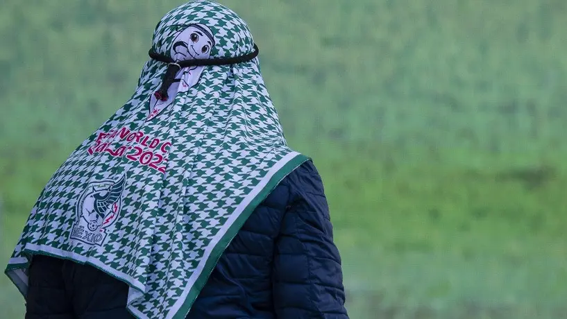 Mexicanos se visten de qataríes y 'asustan' a aficiones rivales