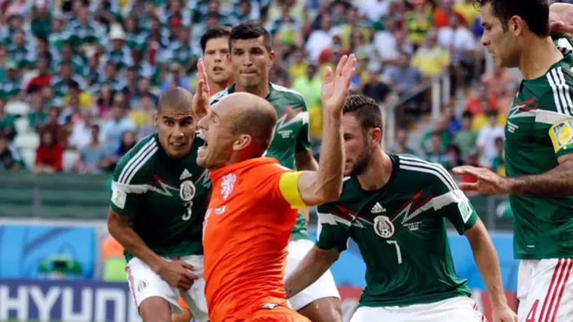 Sneijder aceptó que ‘no era penal’ sobre México en Brasil 2014: “¿Qué quieres que haga?”
