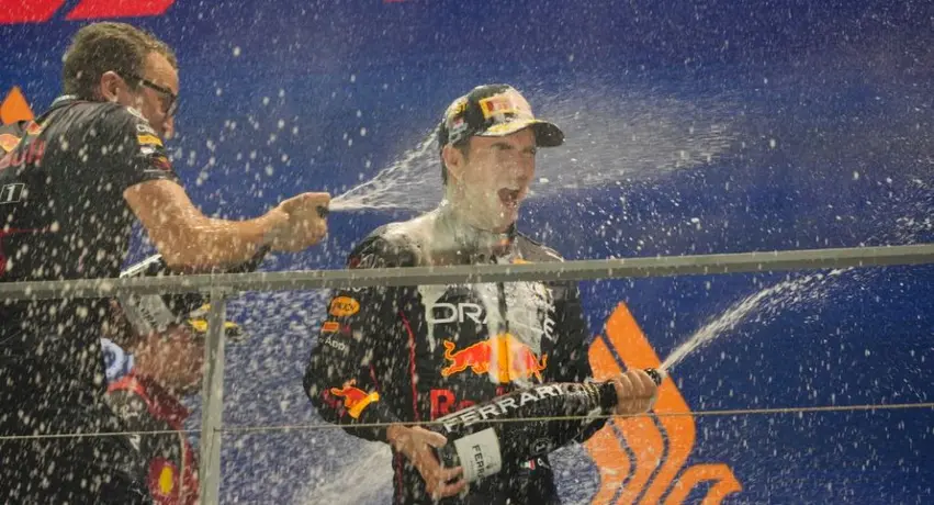 Checo Pérez: Festejó con todo el equipo de Red Bull su victoria en Singapur