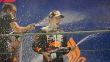 Checo Pérez: Festejó con todo el equipo de Red Bull su victoria en Singapur