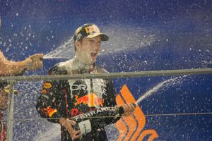 Checo Pérez: Festejó con todo el equipo de Red Bull su victoria en Singapur