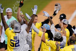 Bad Bunny: Celebridades juegan al beisbol con triunfo de Brooklyn