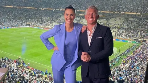 Schweinsteiger coquetea con presentadora durante la Final de Qatar 2022