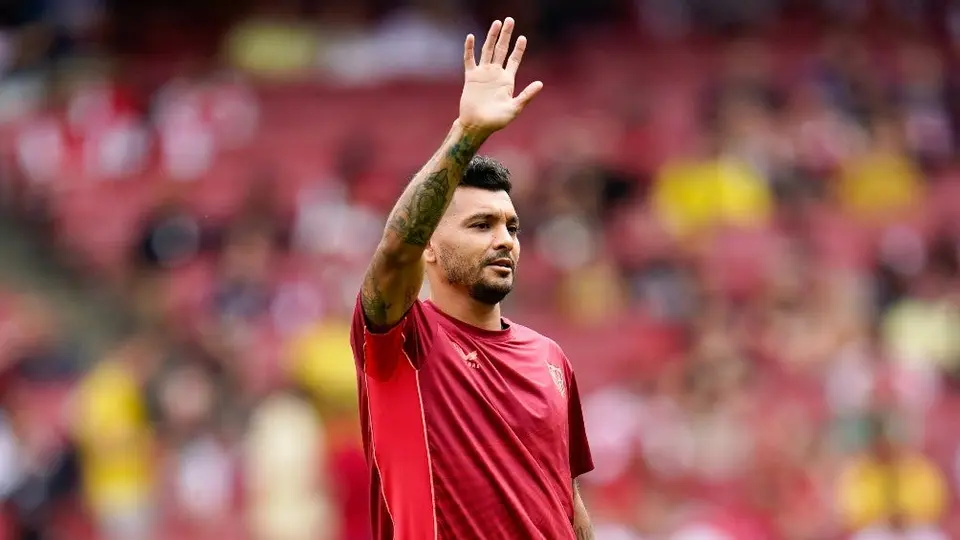 Tecatito Corona: Titular en goleada del Arsenal al Sevilla