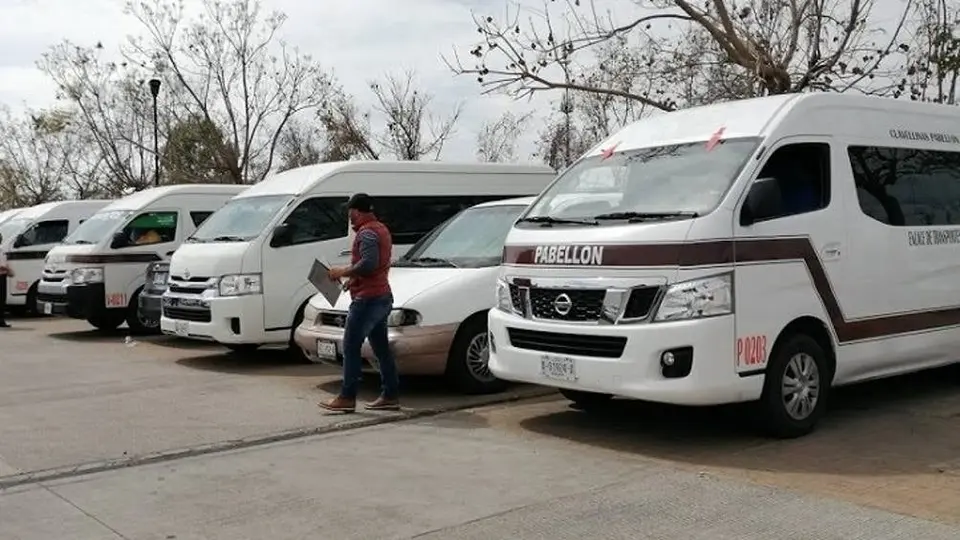 Video: Mujer chocó su camioneta contra combi de pasajeros y la bautizan 'Lady tú me provocaste'