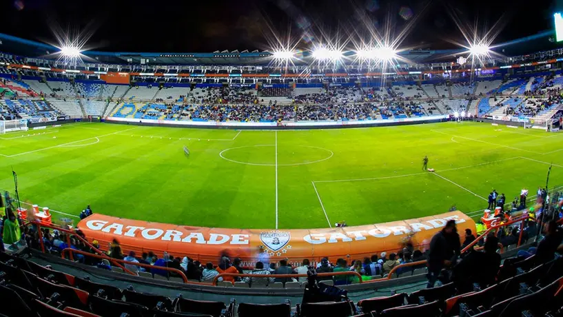 Pachuca vs Tigres: Aficionado trepó toldo de zona de bancas y cayó sobre jugadores