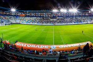 Pachuca vs Tigres: Aficionado trepó toldo de zona de bancas y cayó sobre jugadores