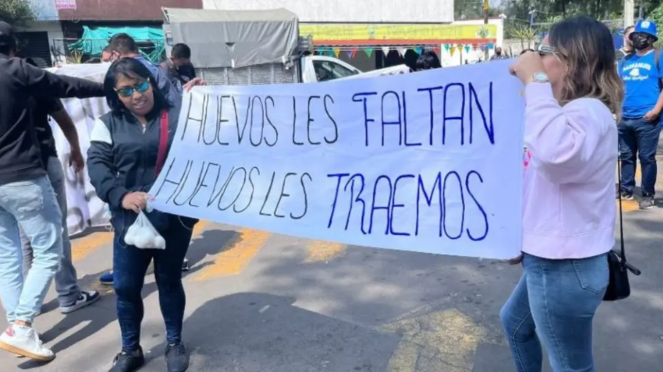 Cruz Azul: Aficionados explotaron en contra de Antuna; reventaron huevos a su coche