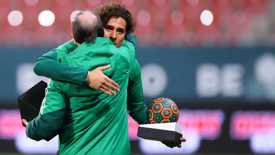 Selección Mexicana: Memo Ochoa recibió reconocimiento por su trayectoria con el Tri