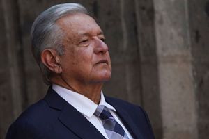 Acusan a equipo de AMLO de usar sistema de 'moches' para su financiamiento